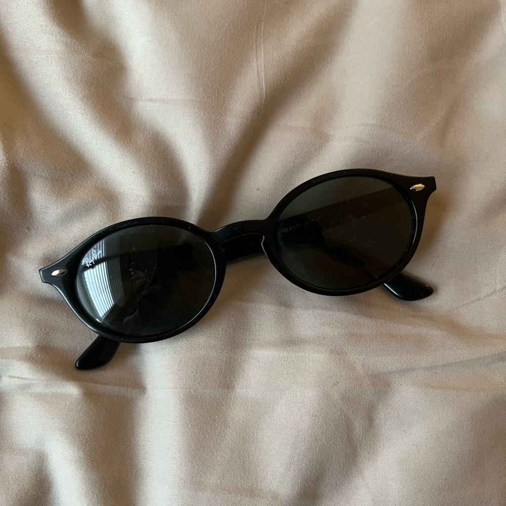 Black 80s/90s vibes sunglasses